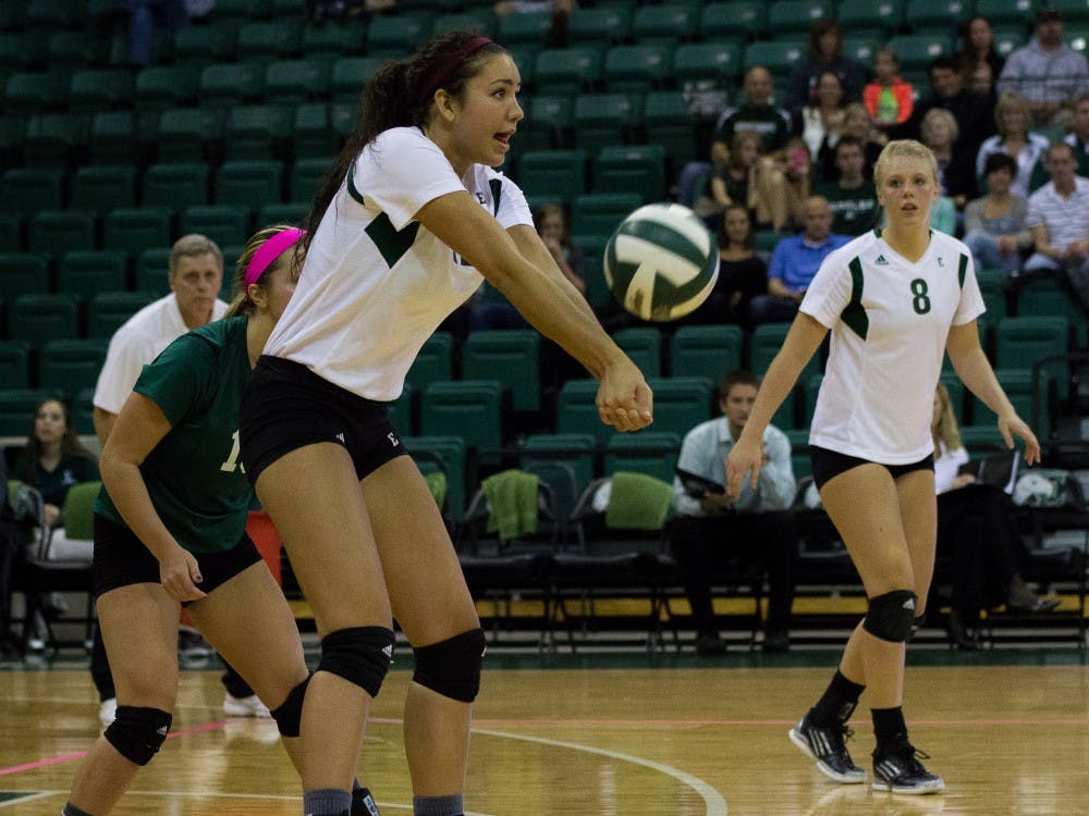 Women’s volleyball team falls in four sets 