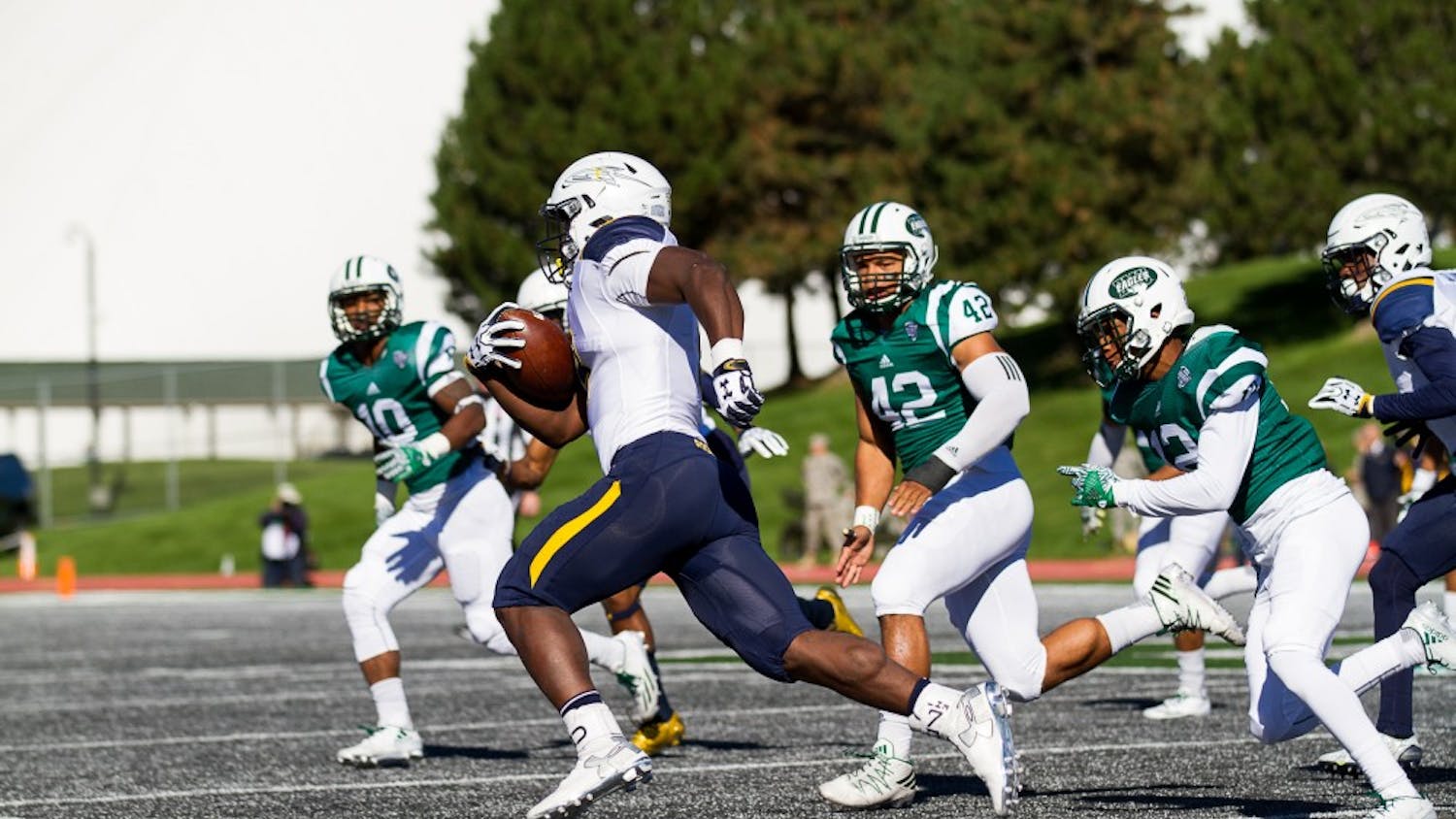 Toledo running back Kareem Hunt runs past the Eastern Michigan defense during the Rockets' 35-20 win over EMU, 8 Oct. in Rynearson Stadium.
