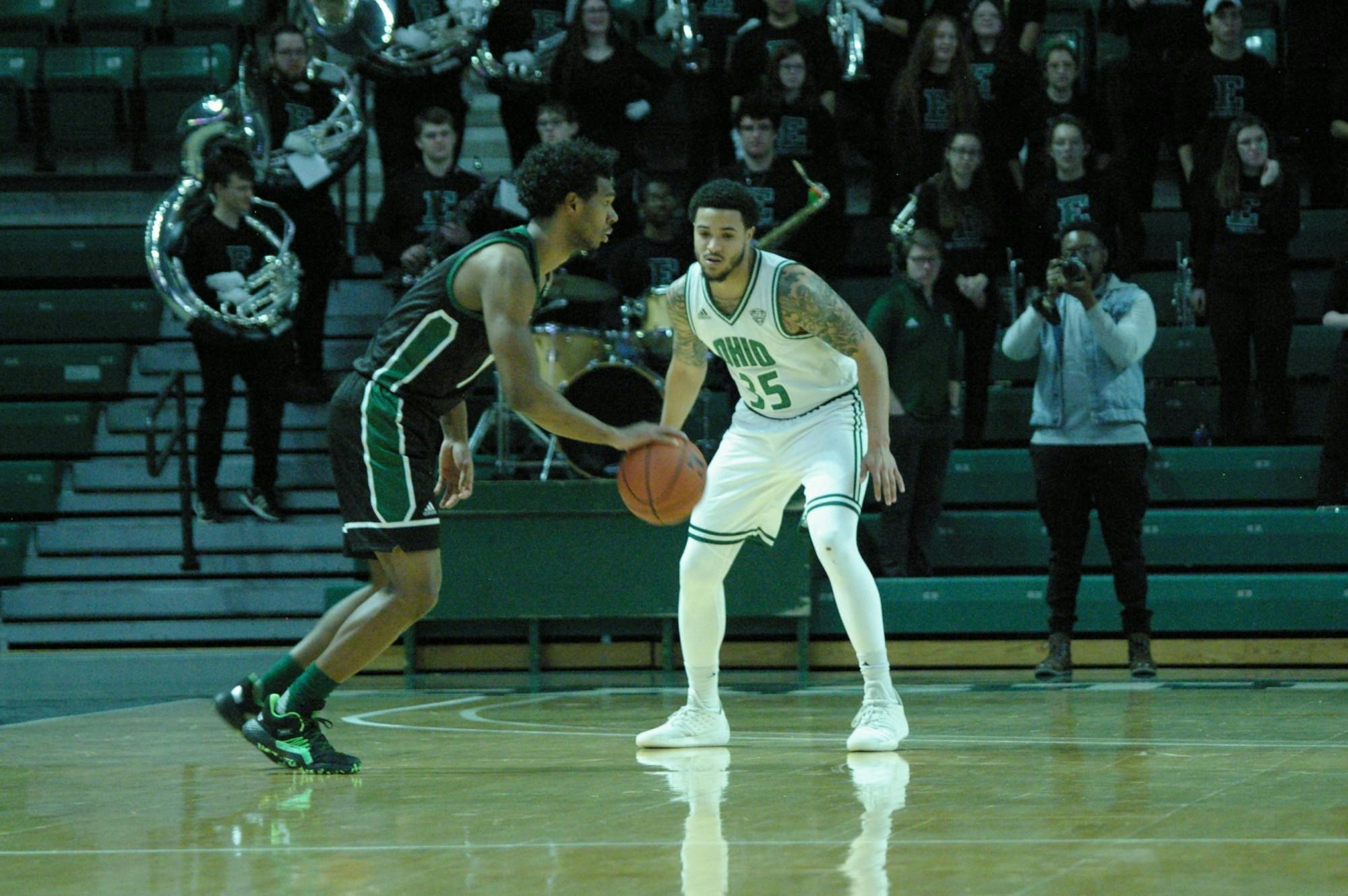 Montero guarded by Dartis