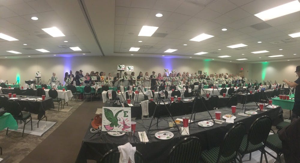 Paint and Pour let students paint free for Homecoming