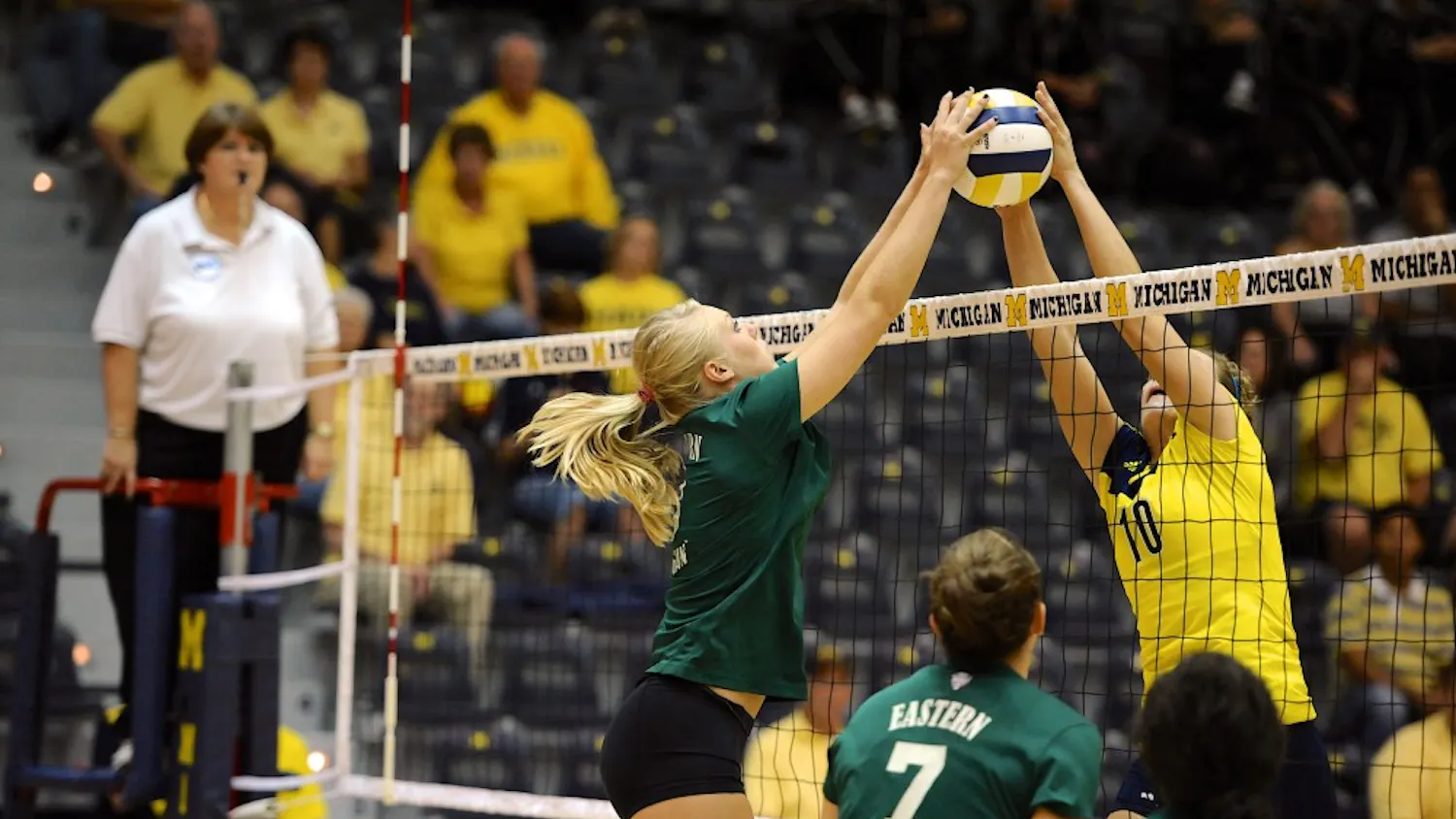 5691_volleyball_vs_uom_26f.jpg