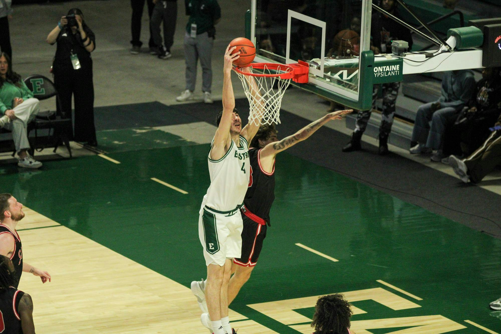 #4 Mohammad Habhab, in a white jersey, dunking the basketball.