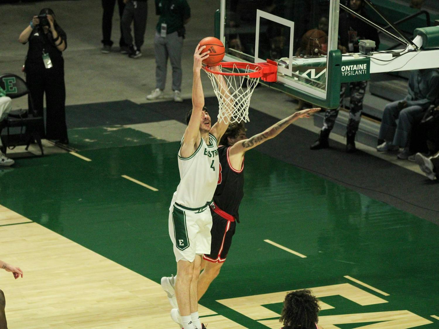 #4 Mohammad Habhab, in a white jersey, dunking the basketball.