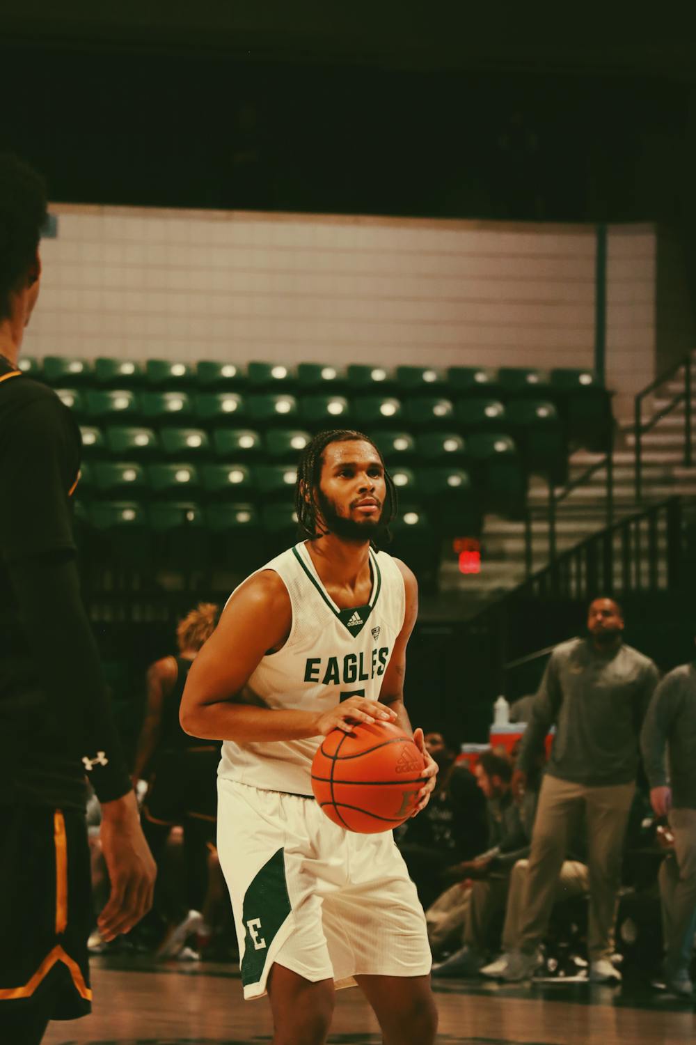 3 Eagles earn double-digit points in men's basketball game against Kent State