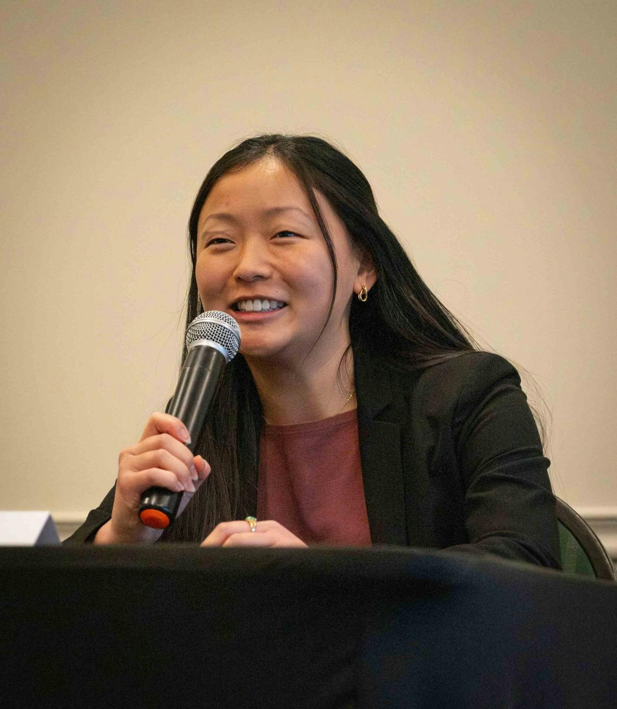 Nina Freeman smiles and speaks into the microphone.