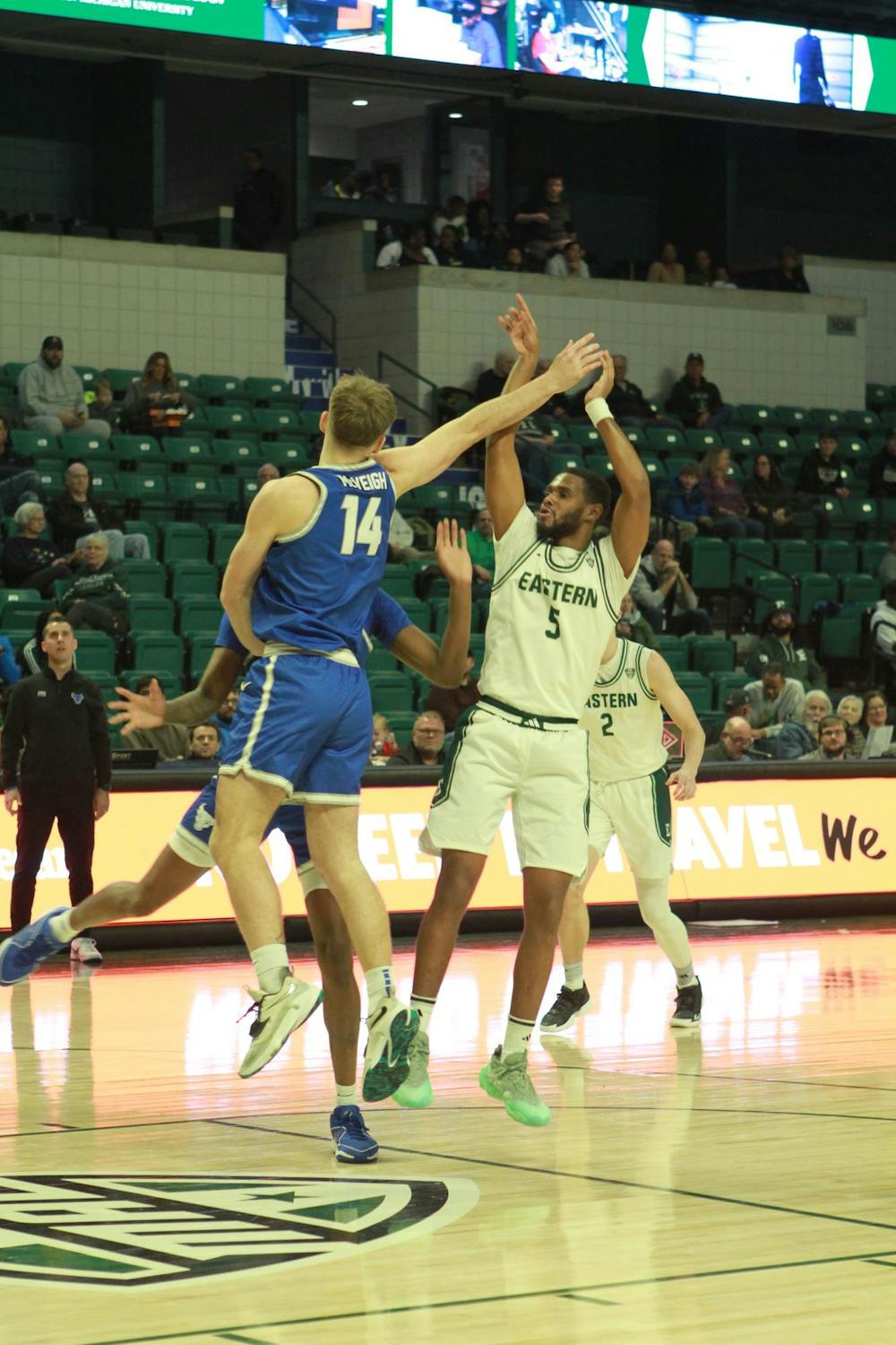 EMU basketball squad suffers MAC defeat against top-ranked Akron, 77-46