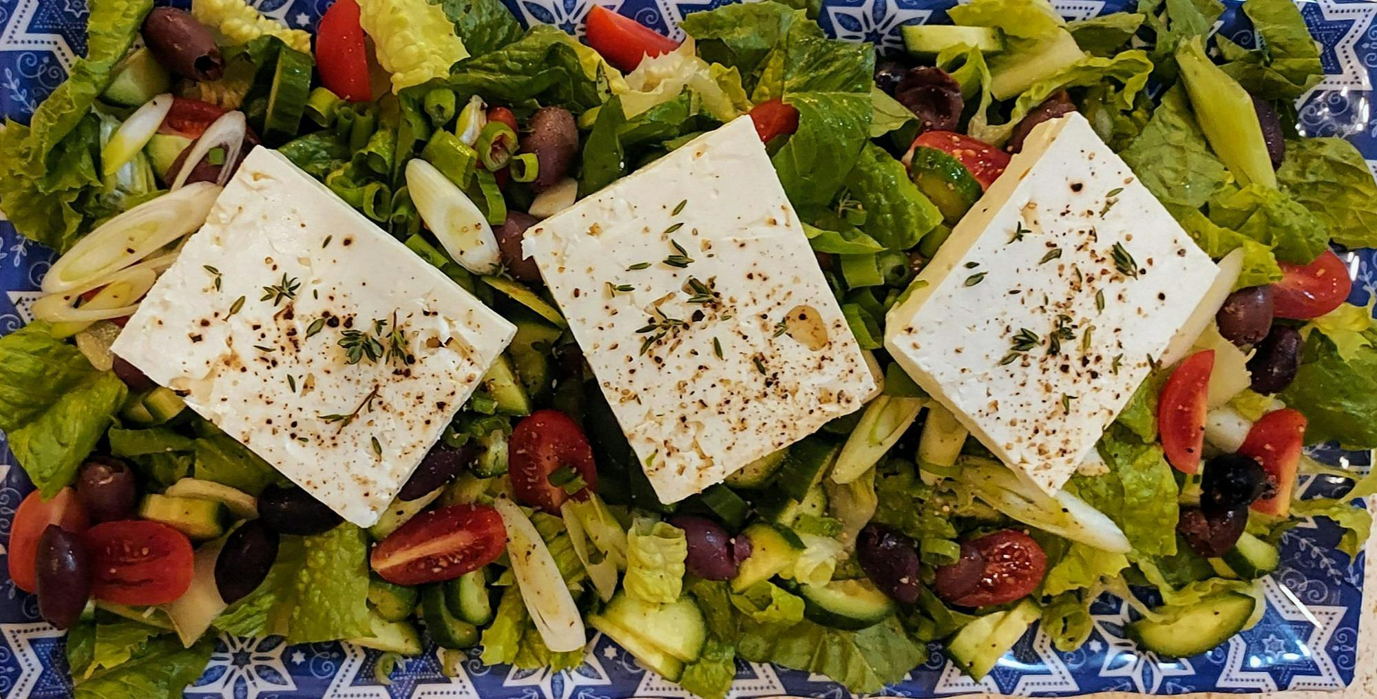  A Mediterranean feta salad that was made of fresh vegetable. 