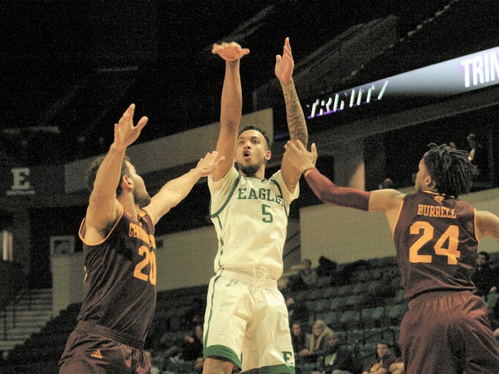 Elijah Minnie (middle) pulls up for a jumpshot on Feb. 26 at the Convocation Center.