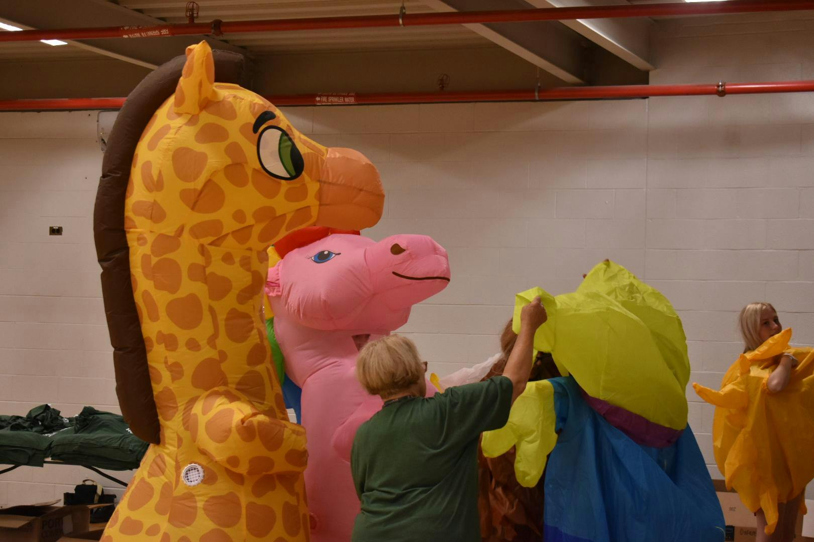 Close_up_costume_adjusting