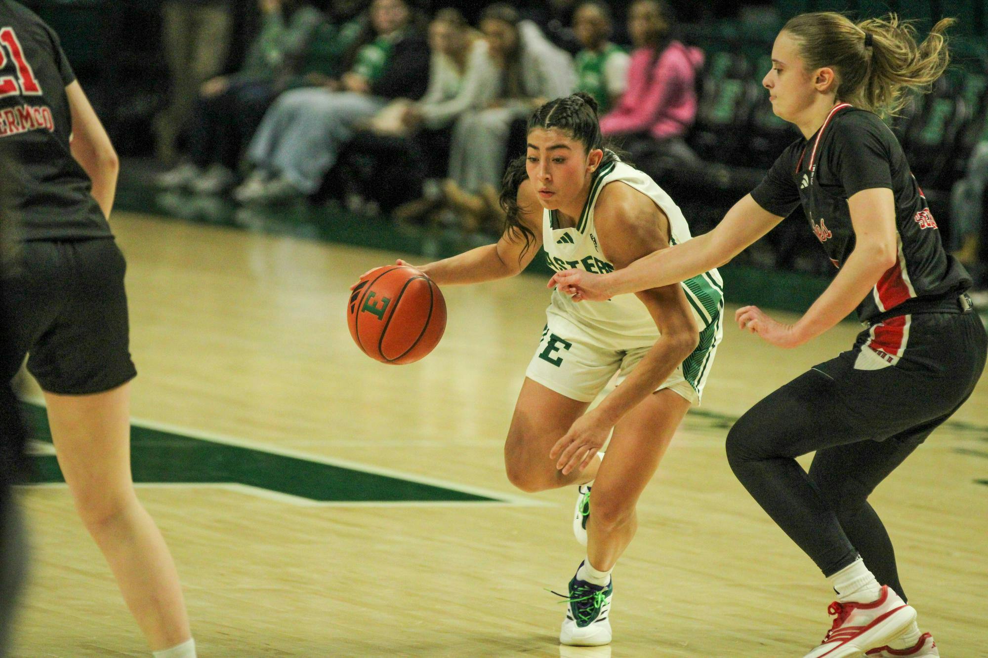 #6 Fernanda Ovalle dribbling the ball
