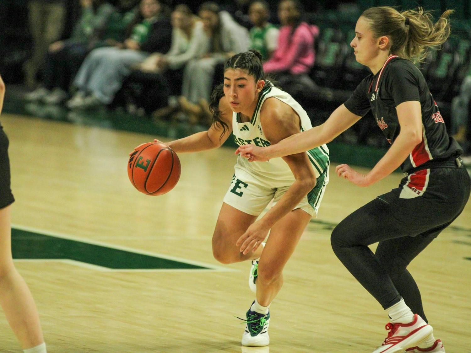 #6 Fernanda Ovalle dribbling the ball