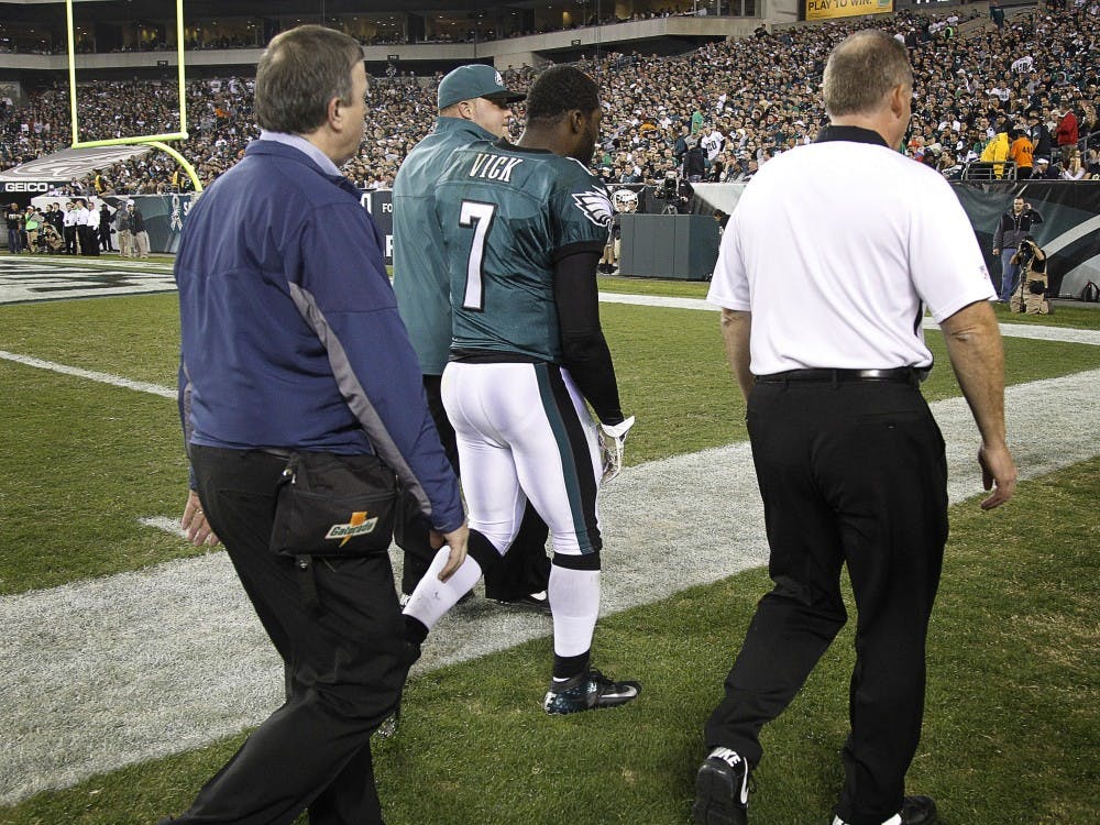 Philadelphia Eagles quarterback Michael Vick (7) walks off the field after being injured in the second quarter of an NFL game against the Dallas Cowboys at Lincoln Financial Field in Philadelphia, Pennsylvania, Sunday, November 11, 2012. (Rodger Mallison/Fort Worth Star-Telegram/MCT)