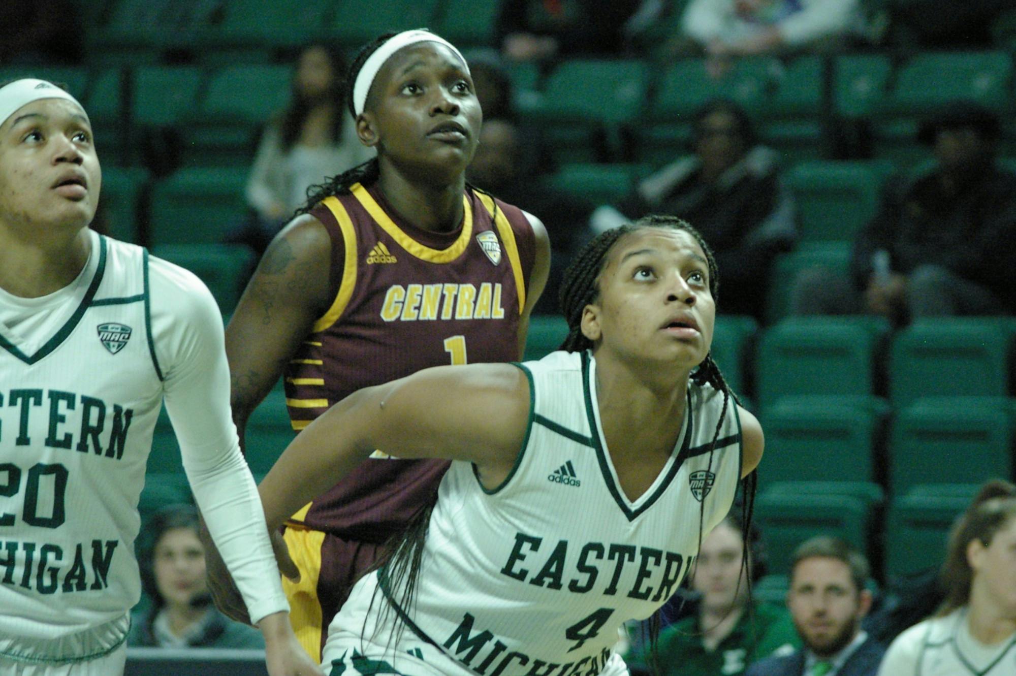 Courtnie Lewis boxing out Kelly