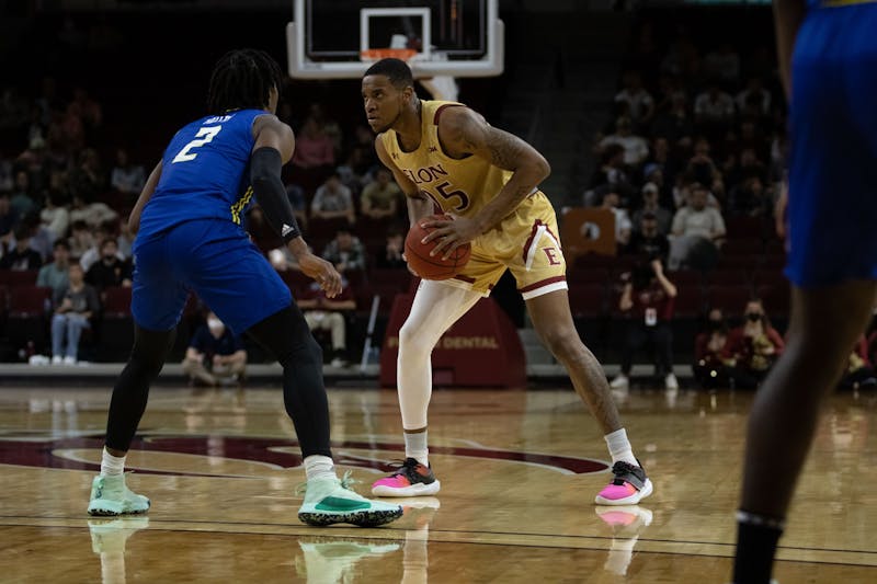 Elon University men’s basketball team falls to Delaware 71-62 - Elon ...