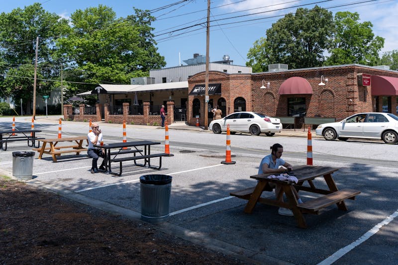 Elon restaurants open with modified services Elon News Network