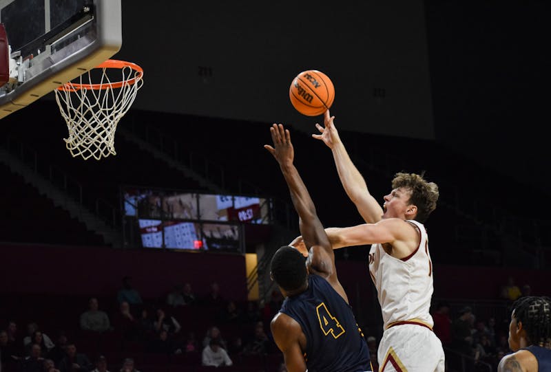 Elon University men’s basketball defeated in close contest at UNC