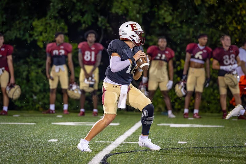 Elon football preseason sees tight quarterback battle - Elon News Network