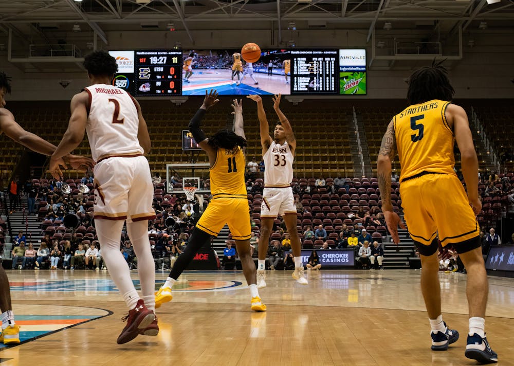 Men's Basketball Can't Overcome Quick No. 12 NYU Start - University of  Chicago