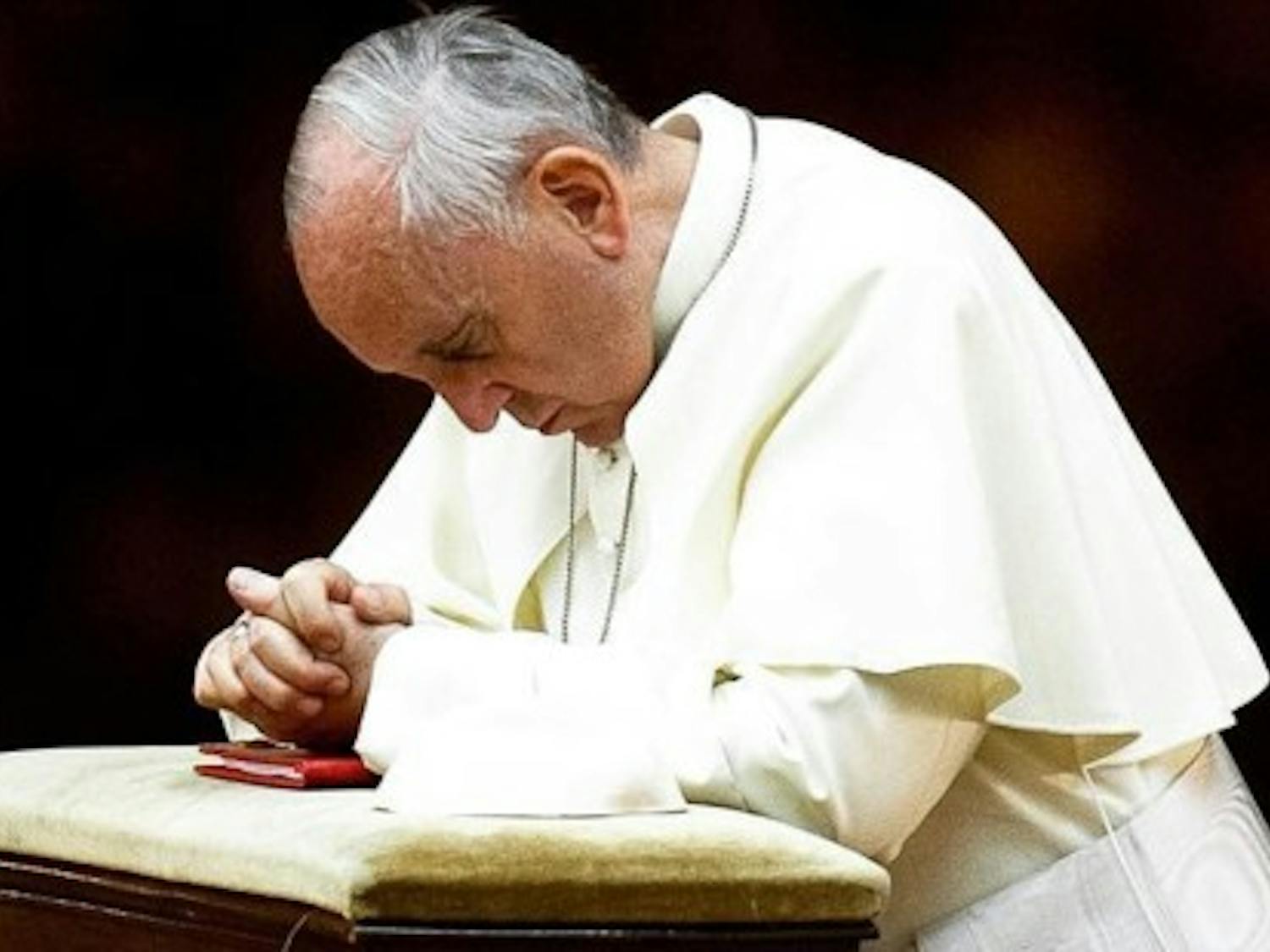 web3-pope-francis-praying-knees-instagram-east-news.jpg