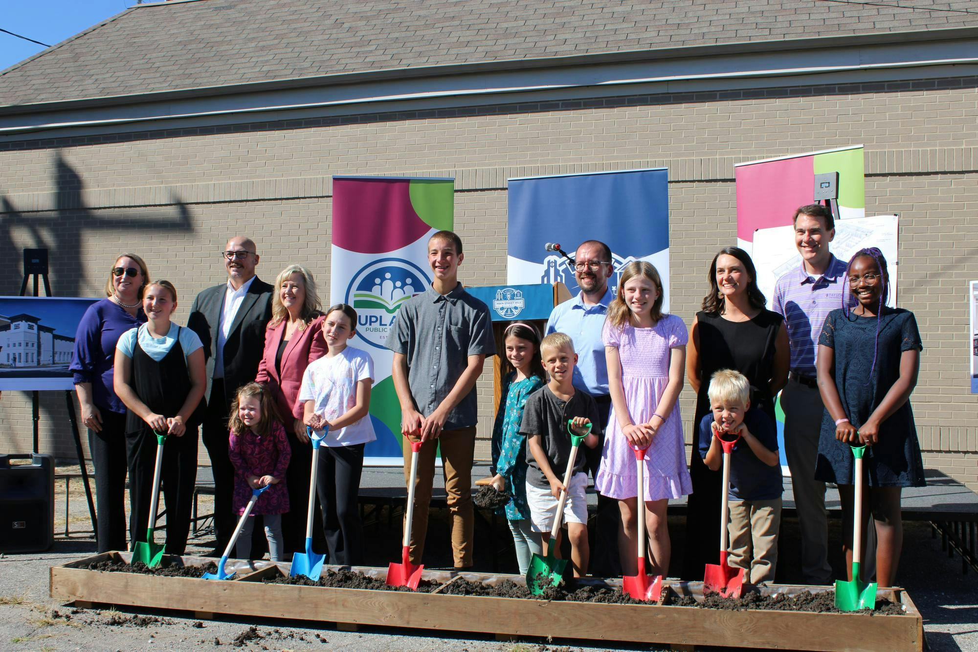 (From left to right in the back) Andrea Masvero, Enterprises, Town Council President Shawn Sizemore, State Representative Lori Goss-Reaves, Riley Richardson, library Board of Trus, Ashley Tiberi and President Michael Lindsay.JPG