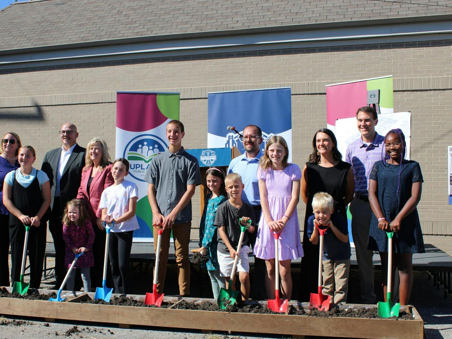 (From left to right in the back) Andrea Masvero, Enterprises, Town Council President Shawn Sizemore, State Representative Lori Goss-Reaves, Riley Richardson, library Board of Trus, Ashley Tiberi and President Michael Lindsay.JPG