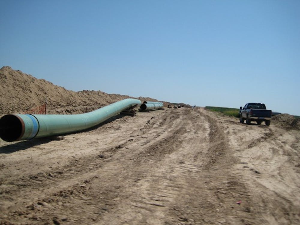 Pipes_for_keystone_pipeline_in_2009.jpg