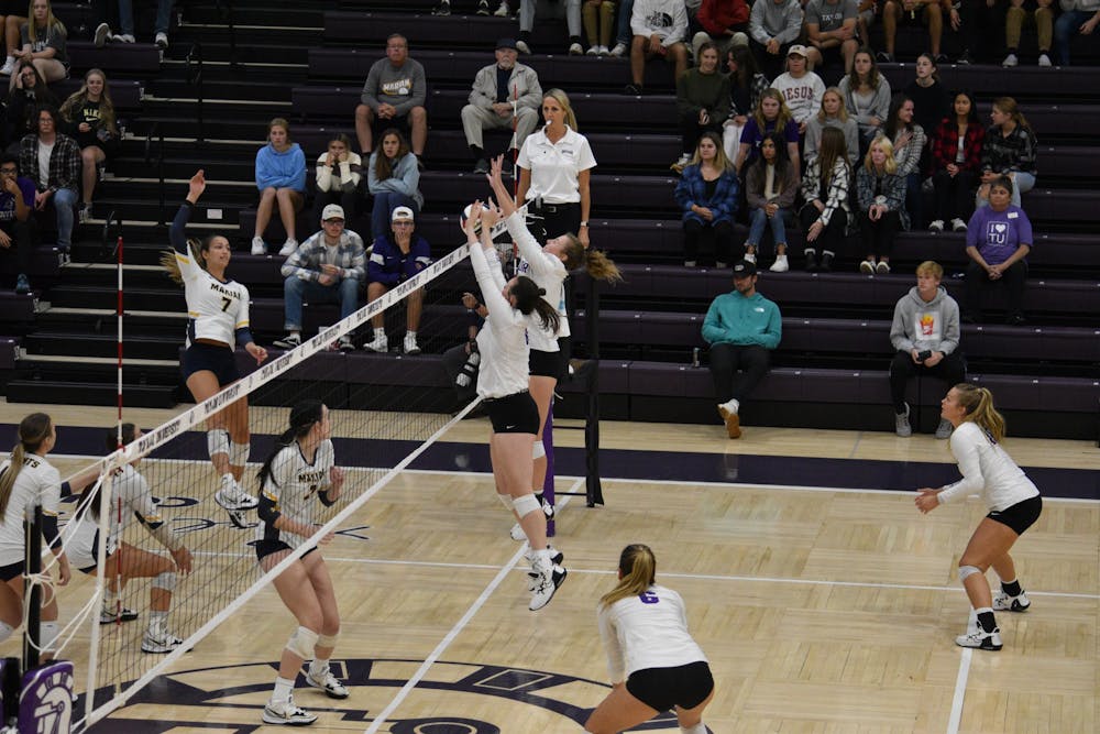 Taylor volleyball wins thriller over Marian University