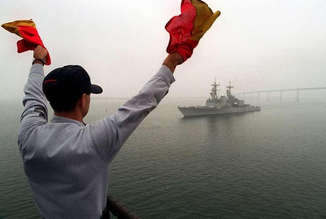 us-navy-950724-n-0000b-001-us-navy-signalman-uses-semaphore-to-communicate-cb82f5.jpg