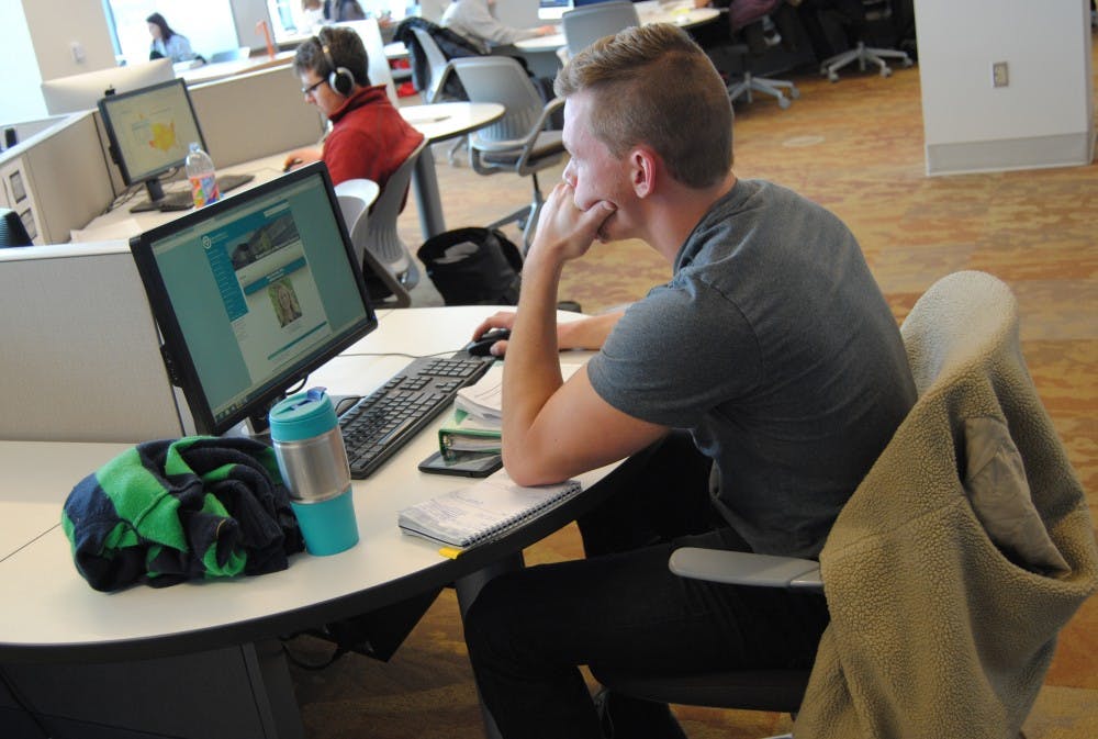 studentoncomputer_rgb_01