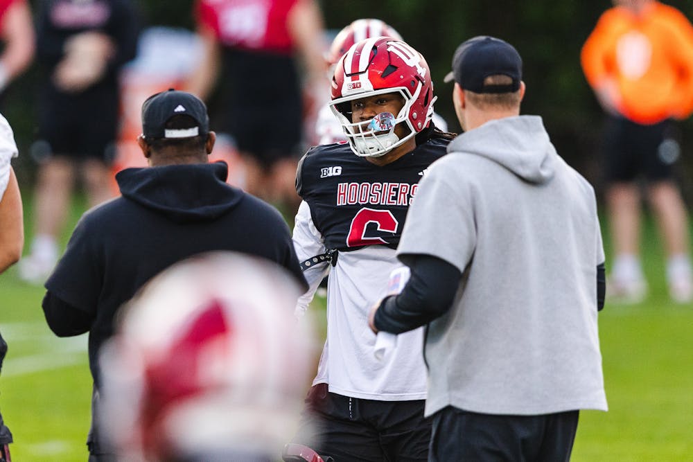 Defensive lineman Mikail Kamara speaks to defensive coordinator Bryant Haines during an open practice on Dec. 30, 2025 before the Rose Bowl. (HN photo/Kallan Graybill)