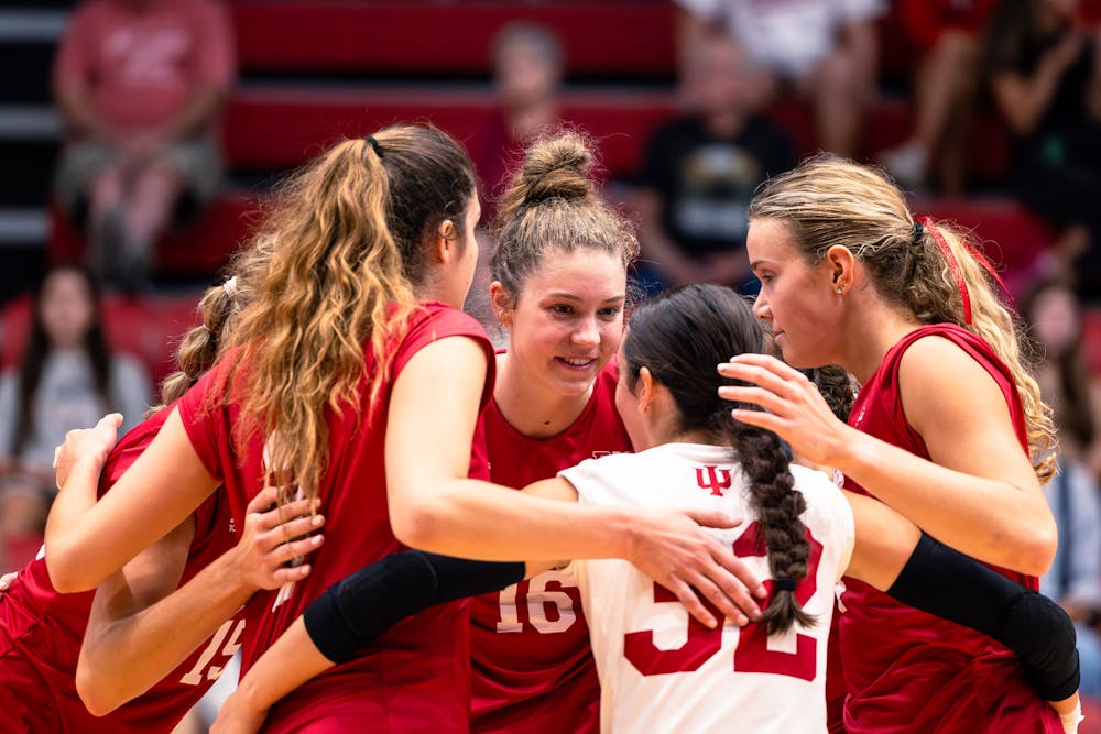 Indiana volleyball gathers together during route of USI (HN photo/Kallan Graybill)