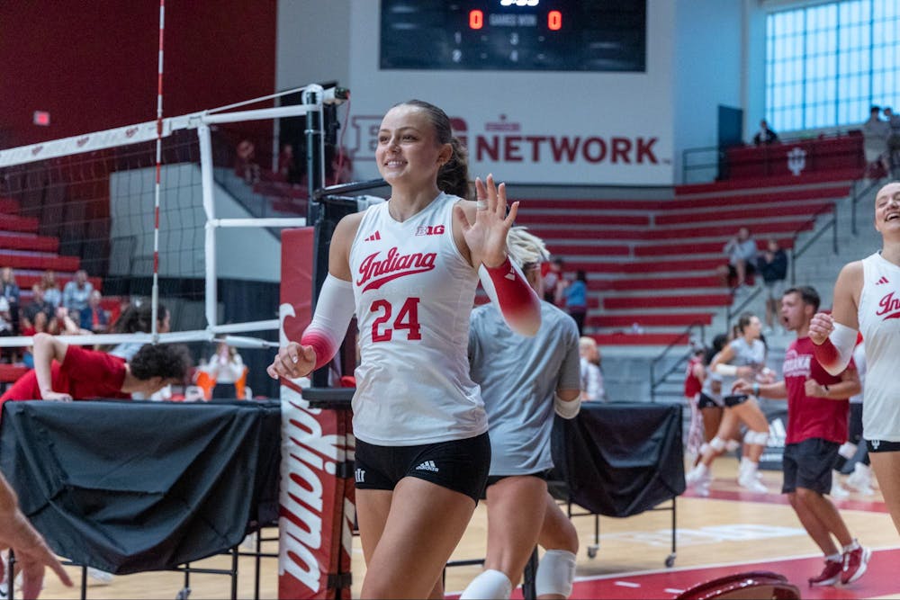 Indiana freshman Jaidyn Jager waves to teammates prior to a match. (HN photo/Sophie Doyne)