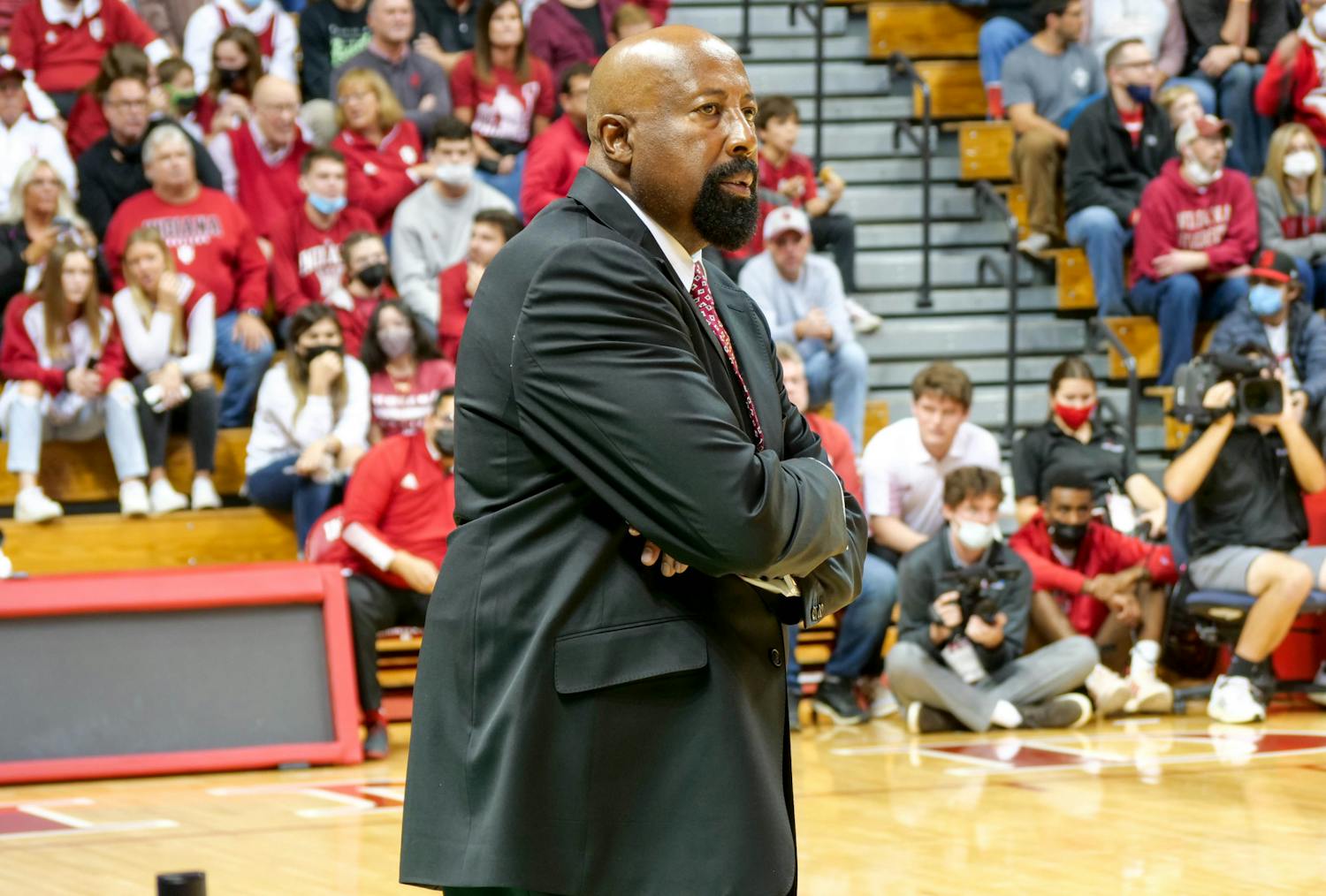 Mike Woodson coaching in his first game against Eastern Michigan in 2021. (HN photo/Bailey Wright)