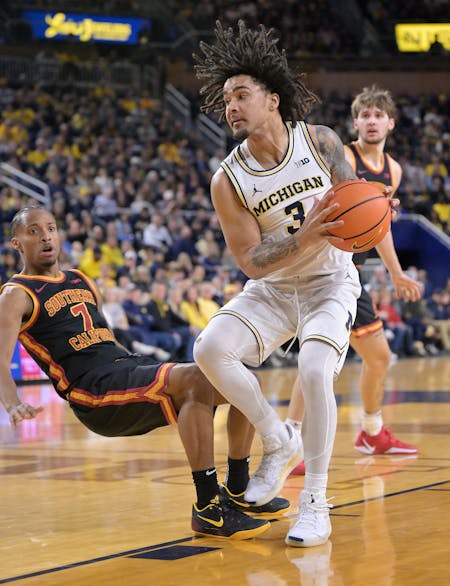 SPORTS-MICHIGAN-BASKETBALL-KEEPS-SHEDDING-COMPLACENCY-6-DTN