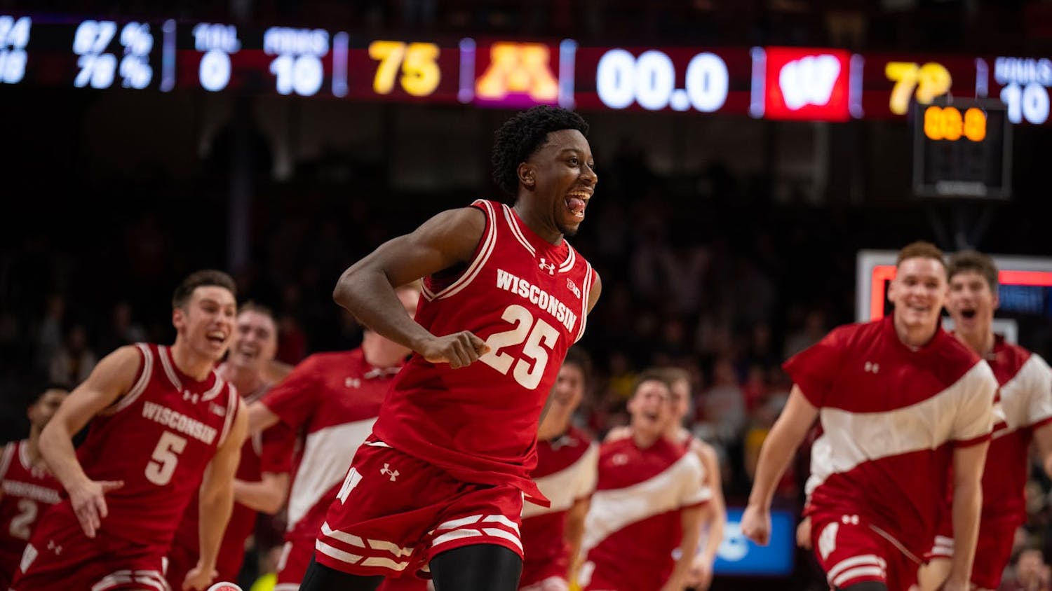 US-NEWS-BUZZERBEATING-THREEPOINTER-LIFTS-WISCONSIN-PAST-1-MS.jpg