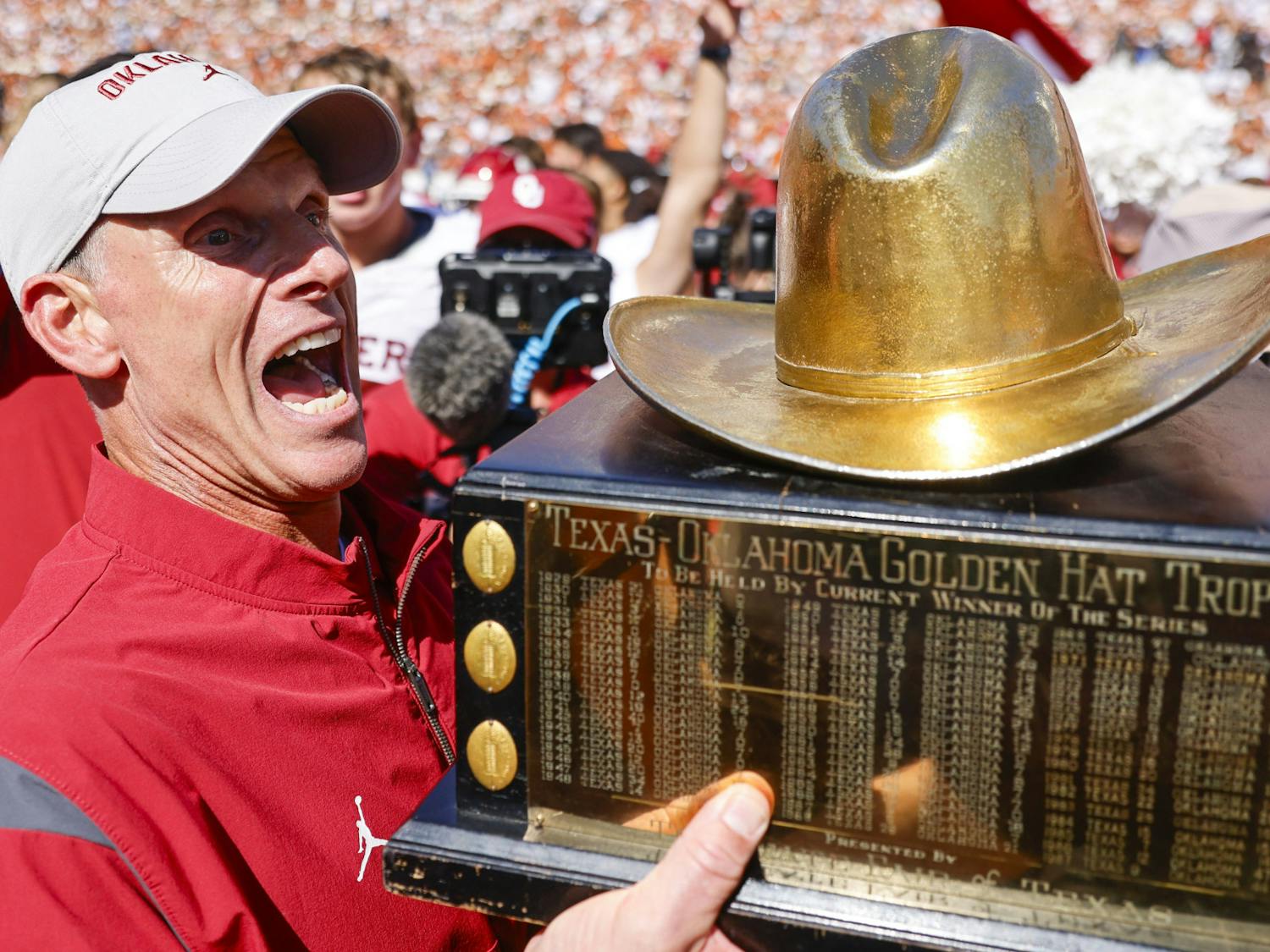 SPORTS-GOALLINE-STAND-EXEMPLIFIES-OKLAHOMAS-MUCHIMPROVED-47-DA.j