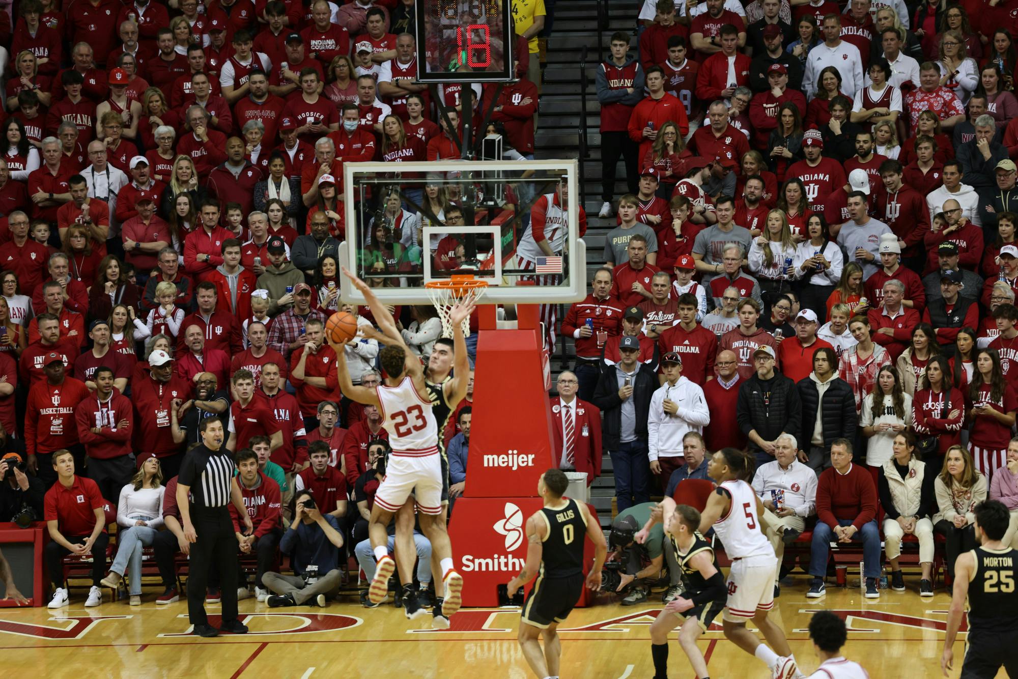 Jackson-Davis attacks Edey at the rim.