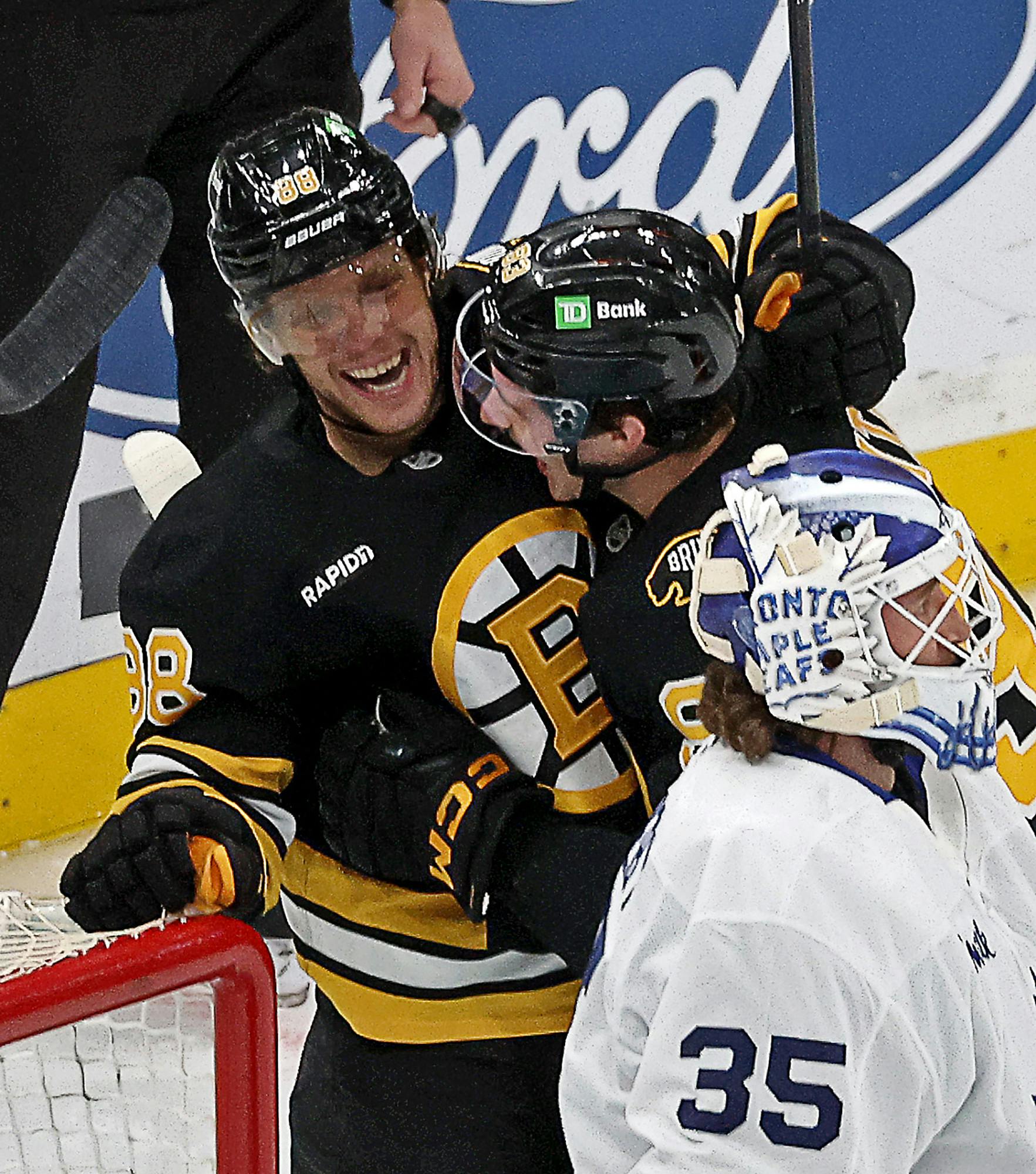 SPORTS-HKN-MAPLELEAFS-BRUINS-YB