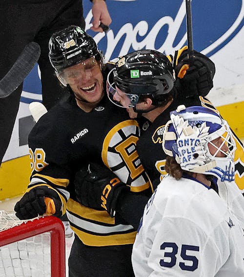 SPORTS-HKN-MAPLELEAFS-BRUINS-YB