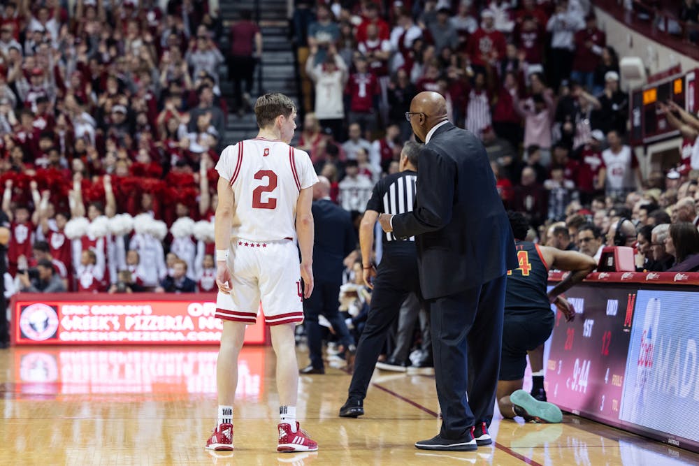 Head coach Mike Woodson talks with Gabe Cupps during Indiana's win over Maryland on Dec. 1, 2023. (HN photo/Kallan Graybill)