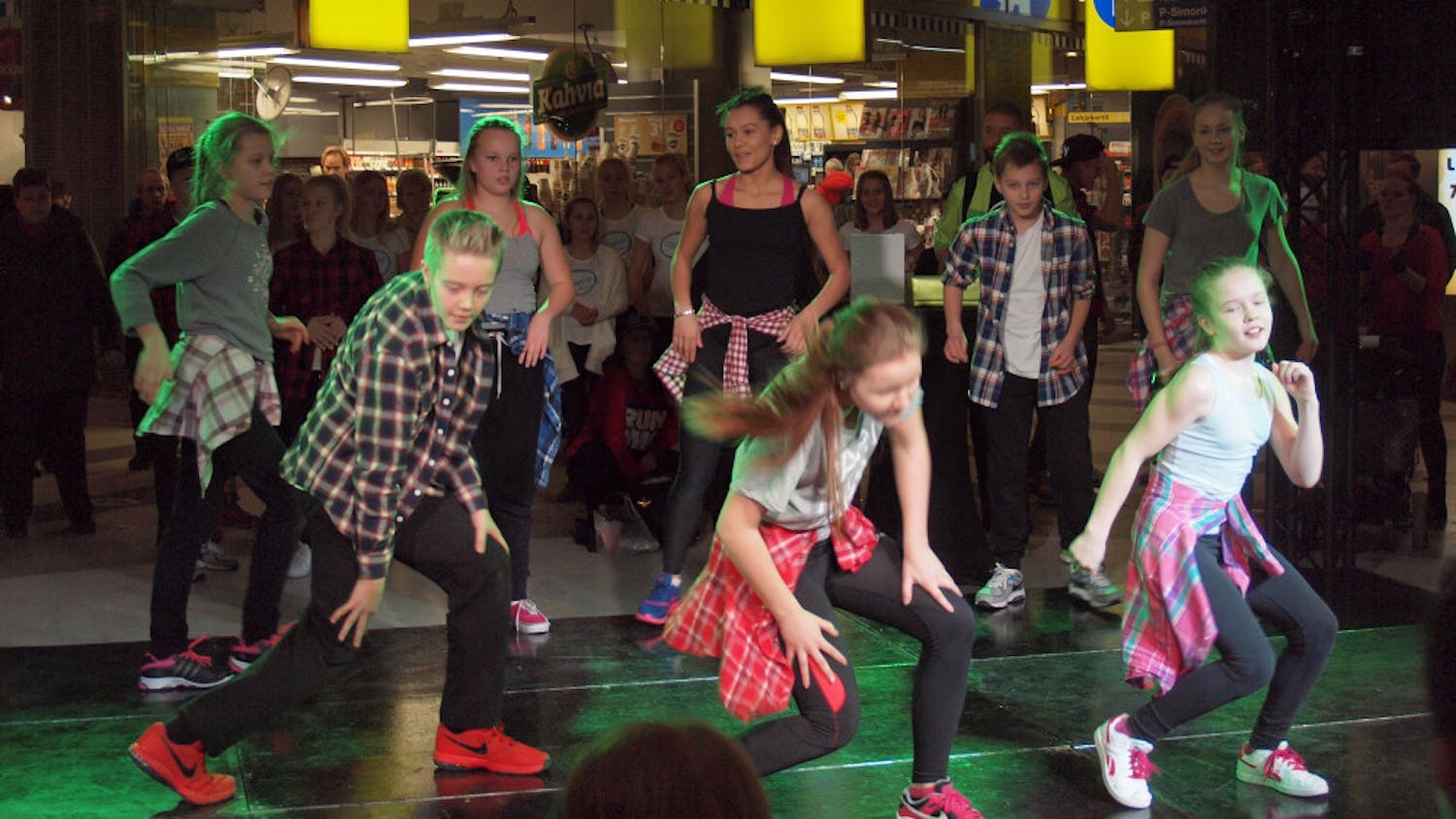 Step_Up_dance_school_show_at_Kamppi_Center_6-1