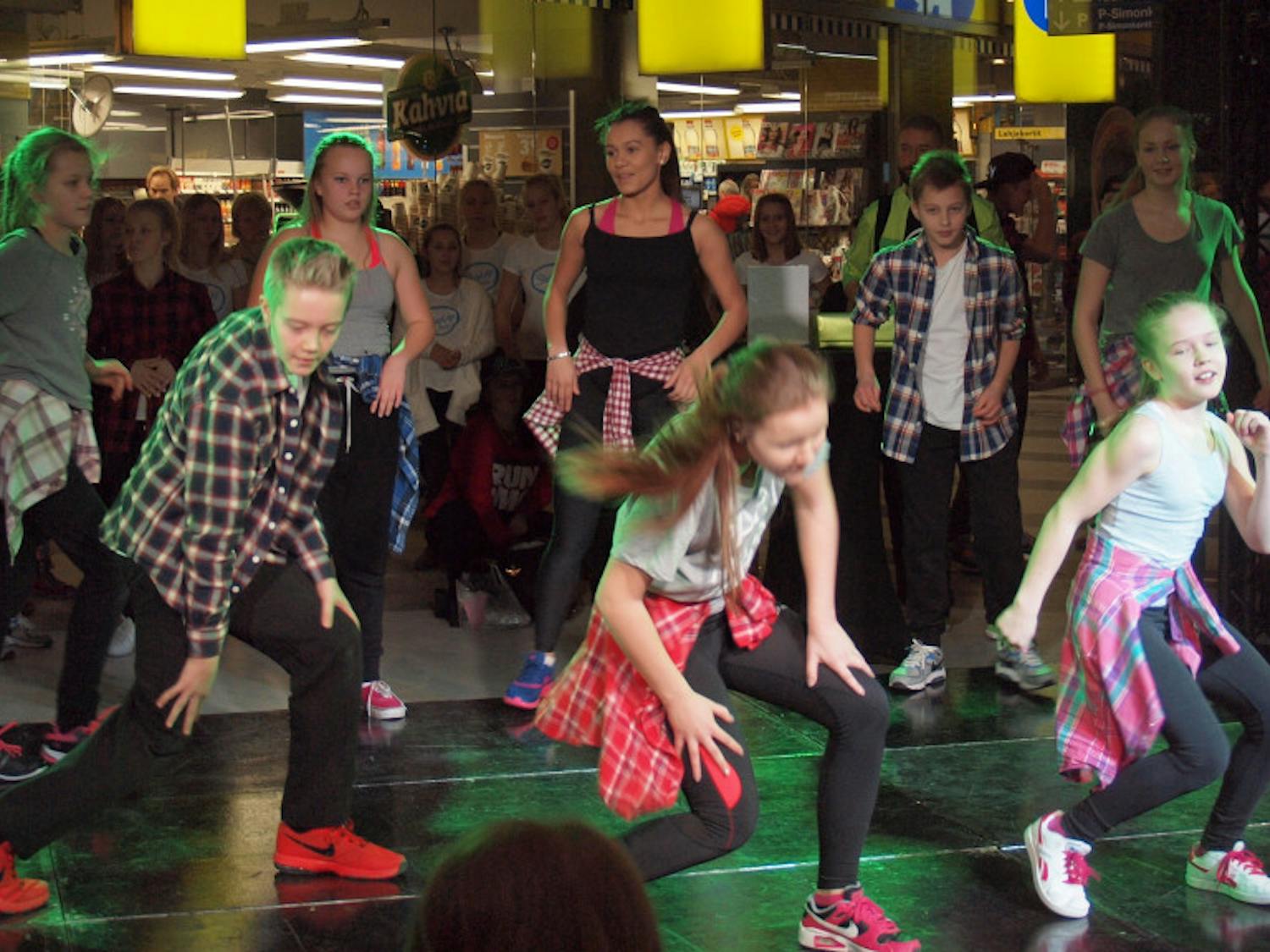 Step_Up_dance_school_show_at_Kamppi_Center_6-1