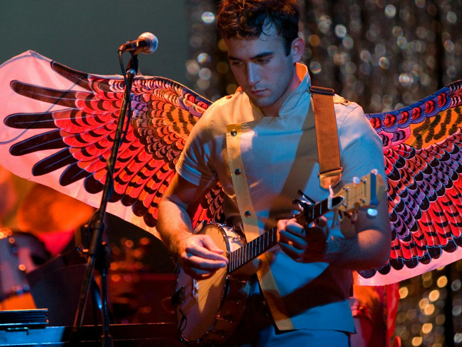 Sufjan_Stevens_playing_banjo