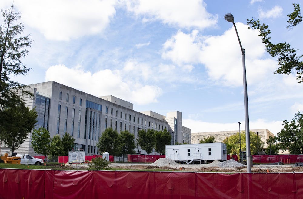 8月11日，位于北约旦大道和第七街的全球与国际研究大楼前有一处建筑工地。印第安纳大学正在为Eskenazi艺术、建筑和设计学院建造一座新建筑。< / p >