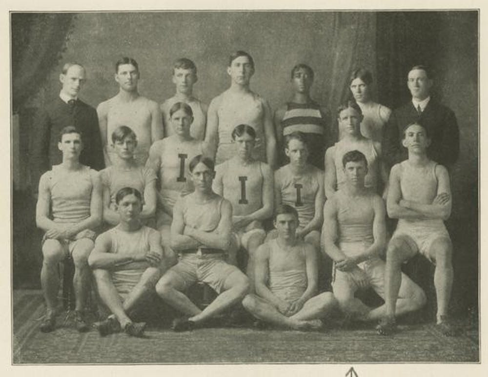 1904年IU档案馆第一张田径队的照片。在1904年的十大户外田径锦标赛上，该队并列第七。