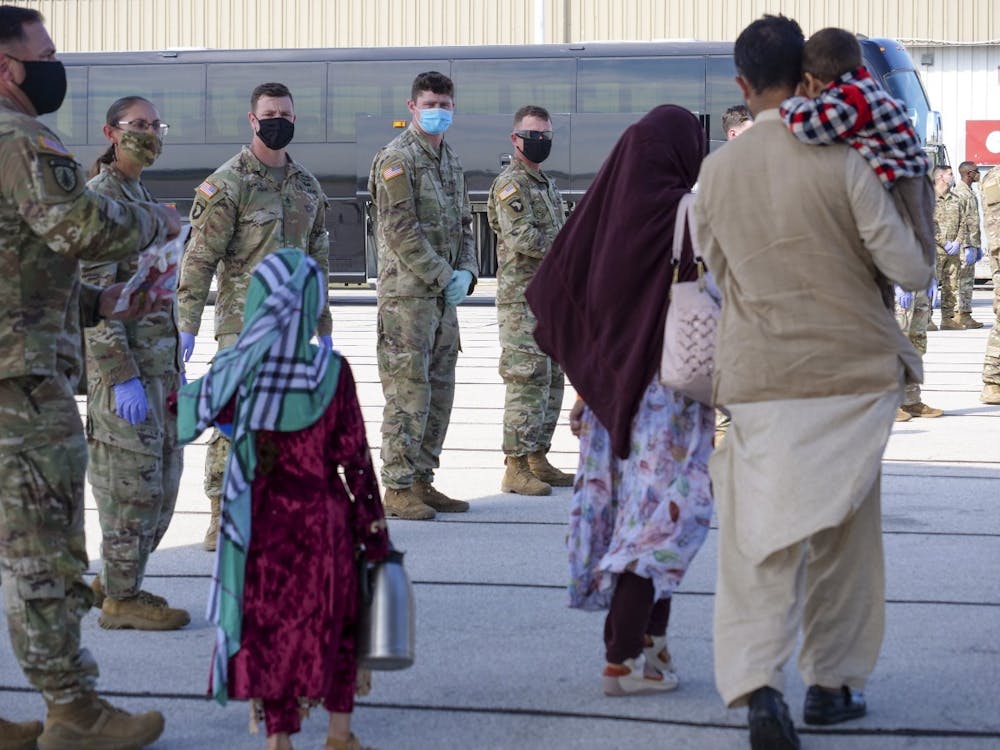 2021年9月2日，星期四，在第一骑兵师士兵的注视下，阿富汗撤离人员抵达印第安纳波利斯。自8月30日美国从阿富汗撤军以来，阿特伯里营地一直是阿富汗撤离人员的临时避难所