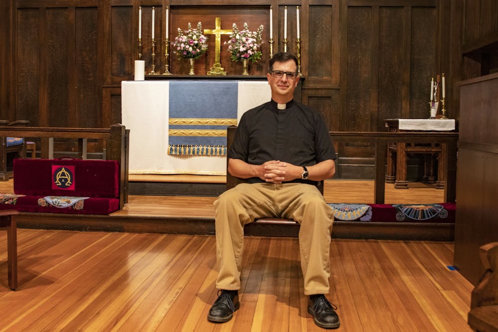 Rev. Matt Seddon坐在2021年4月19日，在Bloomington的三位一体主教教堂。根据其网站，Trinity是一个LGBTQ热情的教堂。