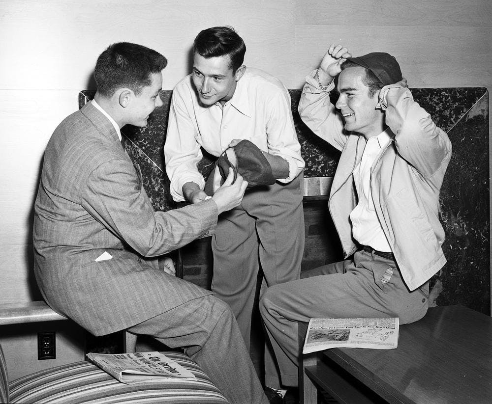 1942年9月12日，印第安纳大学的大一新生收到了绿无角豆礼帽。从1910年到1940年，印第安纳大学的新生都有戴绿帽子的传统。