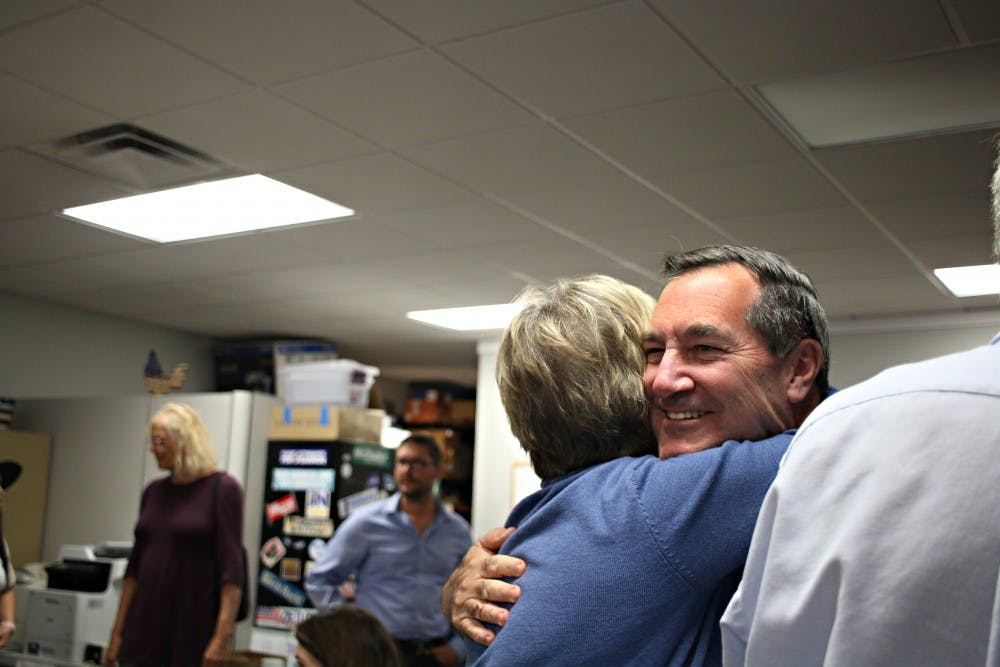 23日，在印第安纳州民主党协调竞选办公室，参议员乔·唐纳利(印第安纳州民主党)在人群中与一名女性拥抱。唐纳利前往布卢明顿鼓励人们为中期选举提前投票。