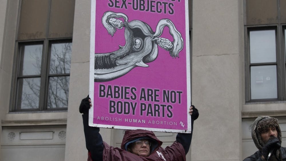 2019年1月19日，一名反堕胎抗议者站在印第安纳波利斯妇女大游行上。德克萨斯州的新堕胎法禁止怀孕六周后堕胎。